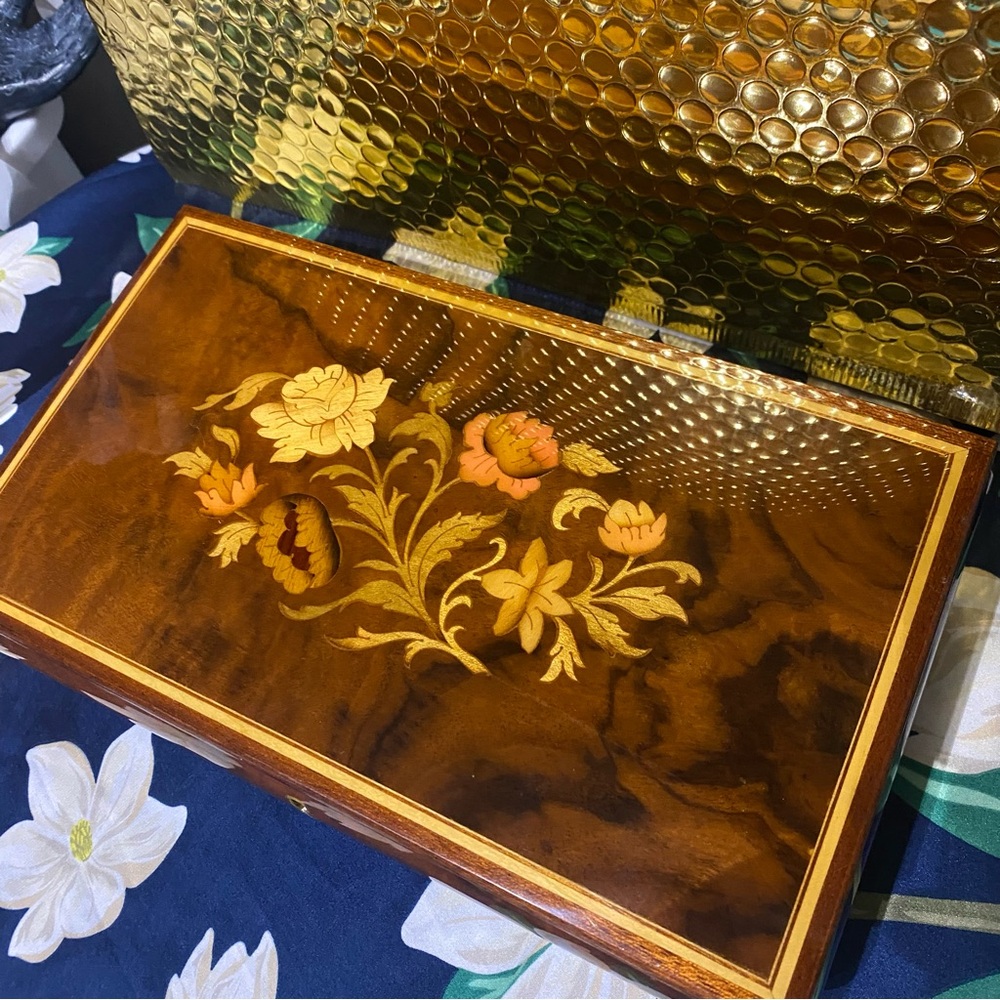 VINTAGE HIGH GLOSS ITALIAN HAND CRAFTED INLAND MUSICAL JEWELRY BOX